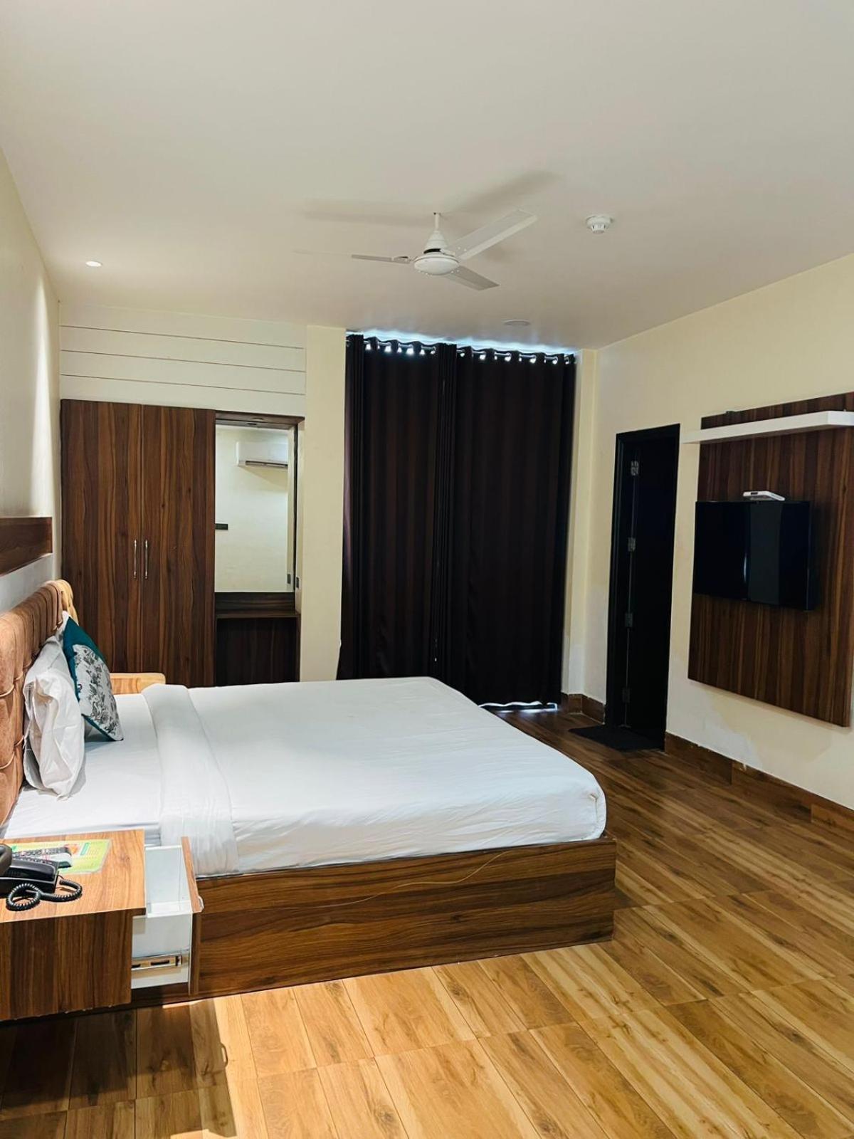 Hotel White House Walking Distance From Golden Temple- With Parking Amritsar Exterior photo