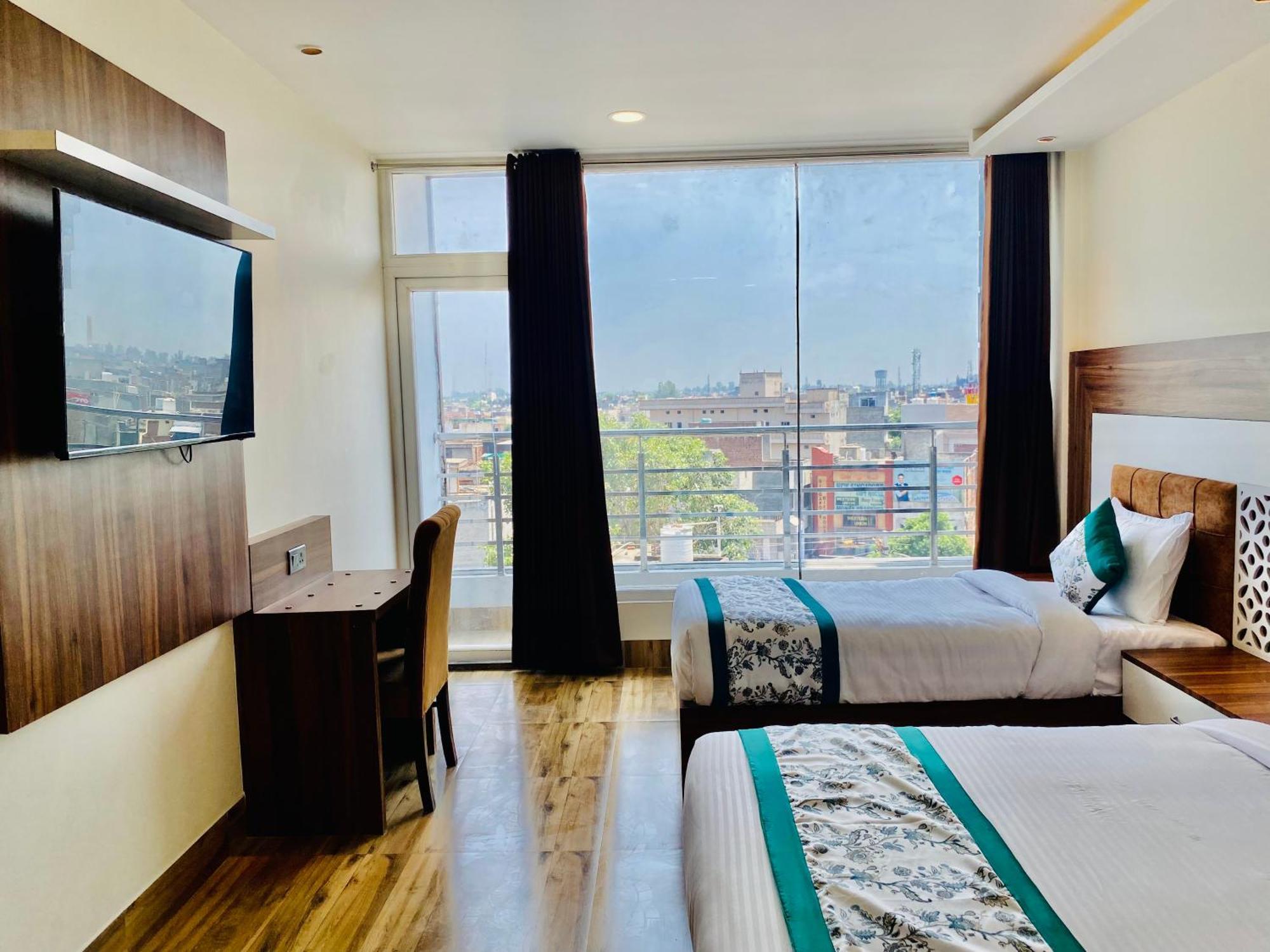 Hotel White House Walking Distance From Golden Temple- With Parking Amritsar Exterior photo